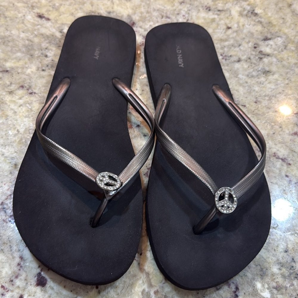 Old Navy Women’s Peace sign flip flops Metallic Bronze Size 9 - Picture 2 of 6